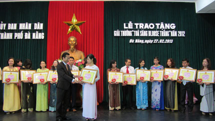 Trao Giải thưởng &ldquo;Tỏa s&aacute;ng Blouse trắng&rdquo; 1