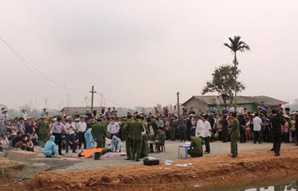 Đặt quan tài trước bưu điện đòi điều tra án mạng 1