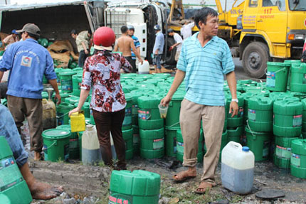 Xe tải chở đầu đổ lật, d&acirc;n tranh nhau "h&ocirc;i" dầu 2