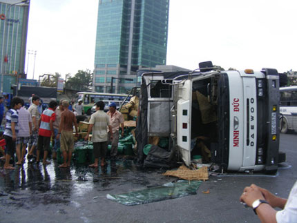 Xe tải chở đầu đổ lật, d&acirc;n tranh nhau "h&ocirc;i" dầu 1