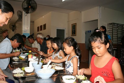 "Vòng tay nhân ái" tặng hơn 800 suất cơm cho người nghèo  3