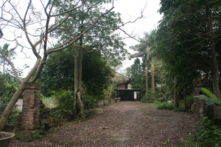 Tận thấy "ng&ocirc;i nh&agrave; ma" ở H&ograve;a B&igrave;nh 2