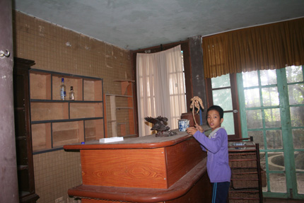 Tận thấy "ng&ocirc;i nh&agrave; ma" ở H&ograve;a B&igrave;nh 6