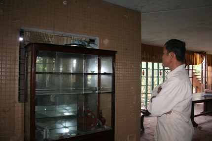 Tận thấy "ng&ocirc;i nh&agrave; ma" ở H&ograve;a B&igrave;nh 8