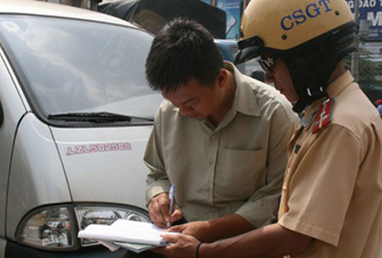 Cảnh s&aacute;t kh&ocirc;ng được dừng xe xử l&yacute; việc sang t&ecirc;n đổi chủ 1