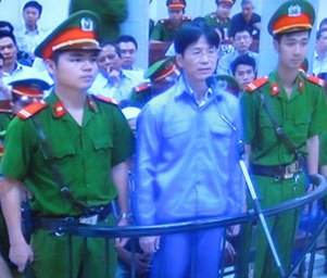 Xử đại &aacute;n &ldquo;&ocirc;ng bầu&rdquo; Nguyễn Đức Ki&ecirc;n: Một thời lừng lẫy v&agrave; ng&agrave;y đứng trước v&agrave;nh m&oacute;ng ngựa 2