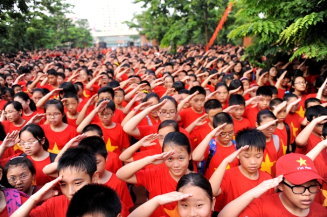 Thầy trò trường Lương Thế Vinh mặc áo có hình quốc kỳ khai giảng năm học mới 2