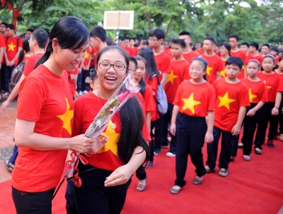 Thầy trò trường Lương Thế Vinh mặc áo có hình quốc kỳ khai giảng năm học mới 3