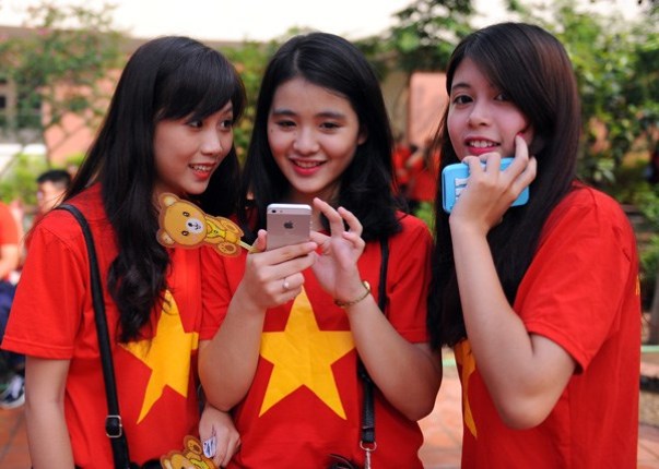 Thầy trò trường Lương Thế Vinh mặc áo có hình quốc kỳ khai giảng năm học mới 4