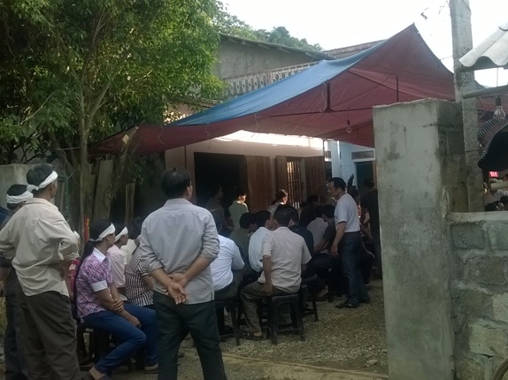 Kinh ho&agrave;ng nam thanh ni&ecirc;n cuồng s&aacute;t cả nh&agrave; giữa đ&ecirc;m khuya 1
