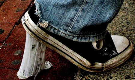 Mẹo l&agrave;m sạch b&atilde; kẹo cao su tr&ecirc;n gi&agrave;y d&eacute;p 1