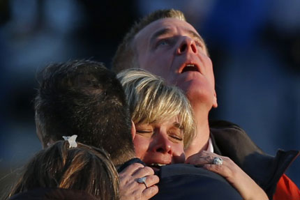 Xả s&uacute;ng kinh ho&agrave;ng tại trường tiểu học Mỹ, &iacute;t nhất 27 người chết  1