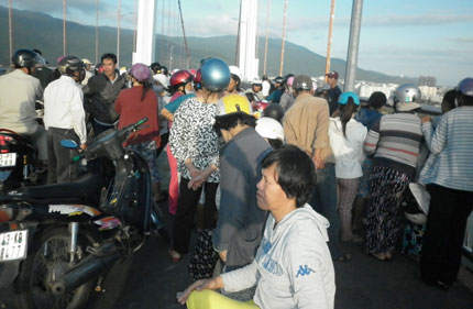 Buồn chuyện gia đ&igrave;nh, nhảy cầu tự tử 1