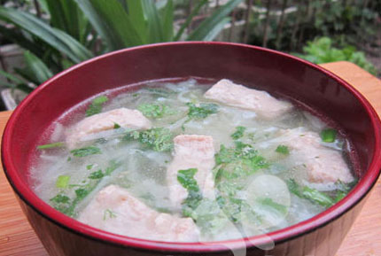 Giản dị canh bắp cải nấu giò sống 1