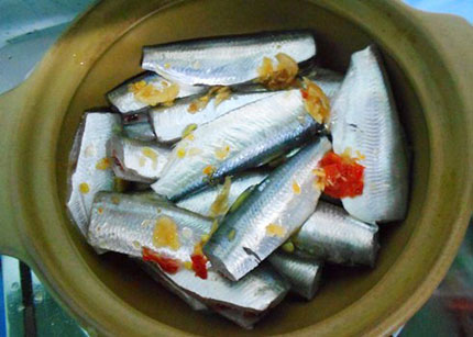 Dân dã cá trích kho giấm 1
