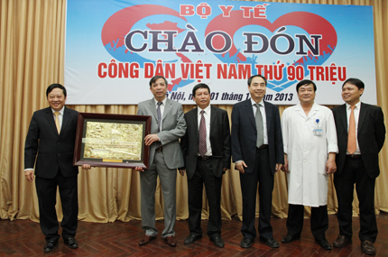 Phó Chủ tịch nước Nguyễn Thị Doan thăm và tặng quà công dân thứ 90 triệu của Việt Nam 9