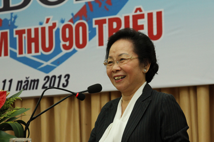 Phó Chủ tịch nước Nguyễn Thị Doan thăm và tặng quà công dân thứ 90 triệu của Việt Nam 2