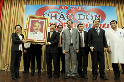 Phó Chủ tịch nước Nguyễn Thị Doan thăm và tặng quà công dân thứ 90 triệu của Việt Nam 7