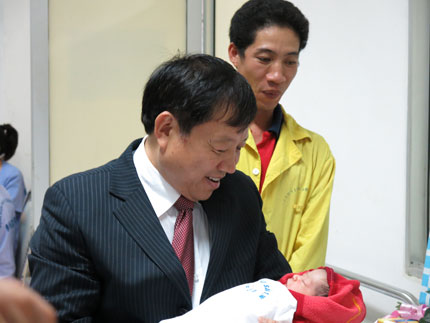 Phó Chủ tịch nước Nguyễn Thị Doan thăm và tặng quà công dân thứ 90 triệu của Việt Nam 5