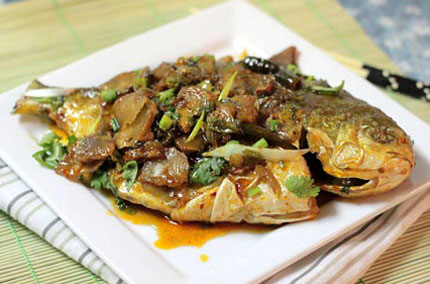 Đậm đà cá chim kho riềng 1