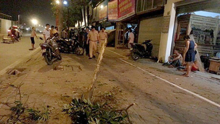 Taxi Mai Linh đ&acirc;m thủng tường lao l&ecirc;n giường đ&ocirc;i vợ chồng trẻ 1