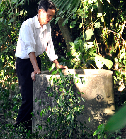 Nữ gi&aacute;o vi&ecirc;n chết bất thường dưới giếng hoang 1