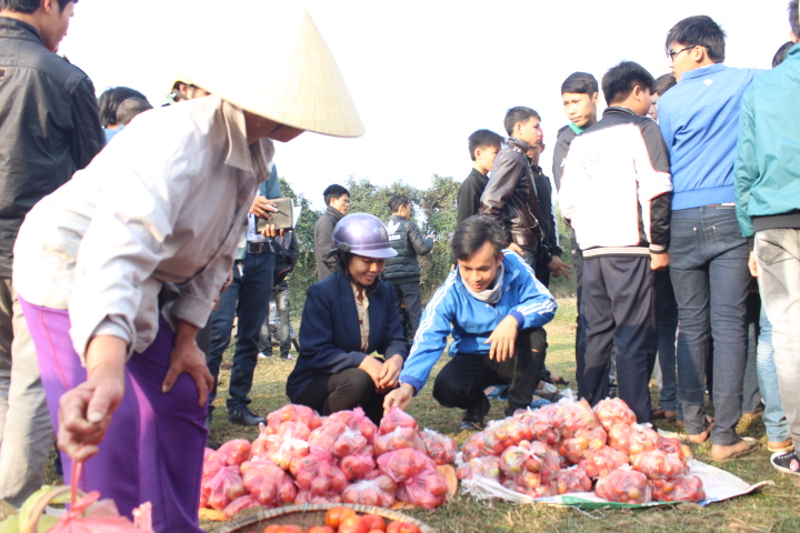 Phong tục lạ có một không hai: Đầu năm đi chợ đánh nhau để cầu may 3