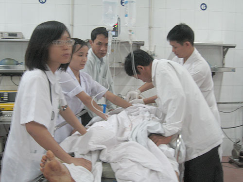 Đ&ecirc;m trắng c&ugrave;ng b&aacute;c sĩ trực cấp cứu 1