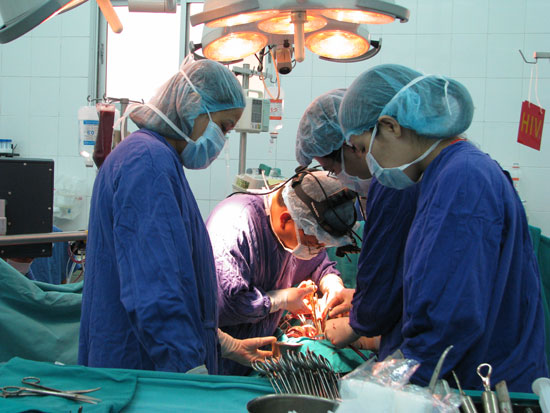 Đ&ecirc;m trắng c&ugrave;ng b&aacute;c sĩ trực cấp cứu 2