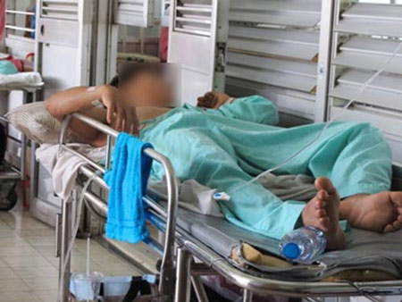 G&atilde;y cậu nhỏ v&igrave; ngại đi tiểu 1