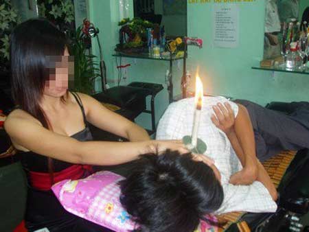 D&iacute;nh bệnh v&igrave; &ldquo;th&uacute; vui&rdquo; từ tiệm hớt t&oacute;c 1