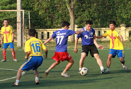 Trẻ chơi game, gi&agrave; luyện tập 1
