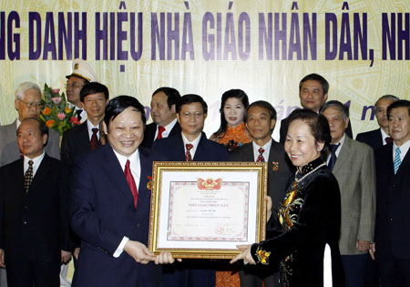 Thứ trưởng Nguyễn Viết Tiến nhận danh hiệu Nhà giáo Nhân dân 1 Thứ trưởng Nguyễn Viết Tiến nhận danh hiệu Nhà giáo Nhân dân 1