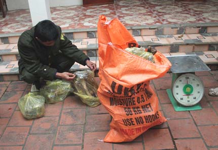 Phát hiện xe khách chở 2 cá thể nghi báo lửa  3