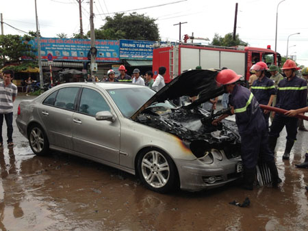 Xế hộp bạc tỷ đang chạy bốc ch&aacute;y dữ dội  1