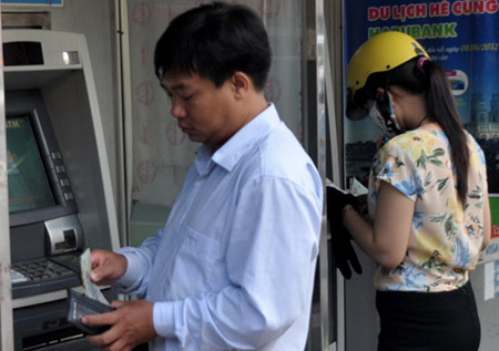 R&uacute;t tiền ATM nội mạng ch&iacute;nh thức bị thu ph&iacute; 1