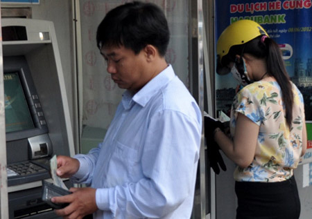 Rút tiền ATM nội mạng chính thức bị thu phí 1