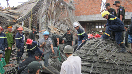 Sập m&aacute;i v&ograve;m đang thi c&ocirc;ng, nữ c&ocirc;ng nh&acirc;n tử nạn 1