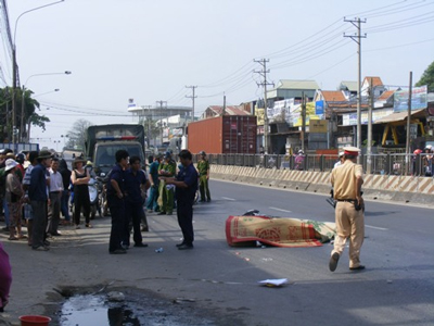 Nghi &aacute;n c&ocirc; g&aacute;i bị &ldquo;đẩy&rdquo; ng&atilde; v&agrave;o gầm xe tải tử vong 1
