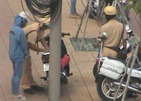 C&ocirc; g&aacute;i trẻ quỳ xuống đường van xin CSGT 1