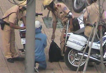 C&ocirc; g&aacute;i trẻ quỳ xuống đường van xin CSGT 2