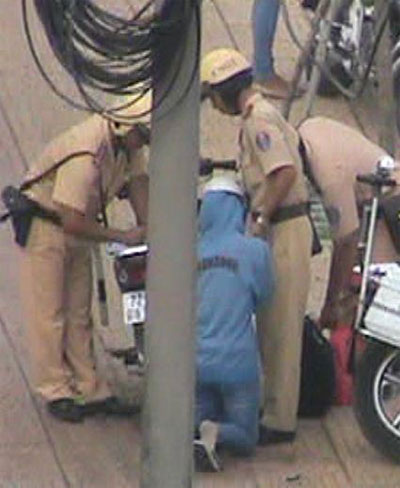 C&ocirc; g&aacute;i trẻ quỳ xuống đường van xin CSGT 3