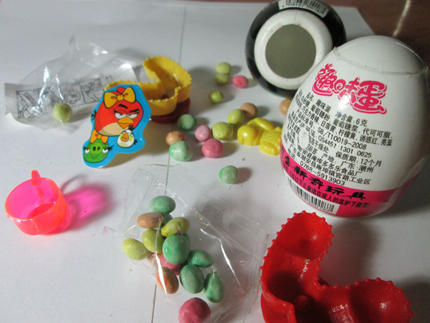 Nhập viện vì ăn kẹo trong đồ chơi Trung Quốc 1