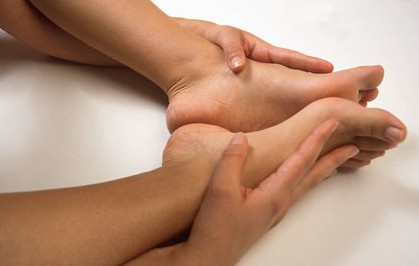 Chân tay tê và nổi gân là dấu hiệu bệnh gì? 1