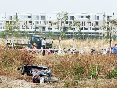 Thi thể c&ocirc; g&aacute;i trong khu đất trống 1