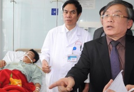 B&aacute;c sĩ nhịn đ&oacute;i cấp cứu nạn nh&acirc;n vụ sập cầu 1
