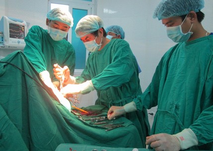 Những b&aacute;c sĩ &ldquo;trắng đ&ecirc;m&rdquo; c&ugrave;ng nạn nh&acirc;n vụ sập cầu 2