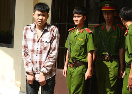 Mẹ ham chơi, anh trai nổi m&aacute;u c&ocirc;n đồ cưỡng d&acirc;m em g&aacute;i ruột 1