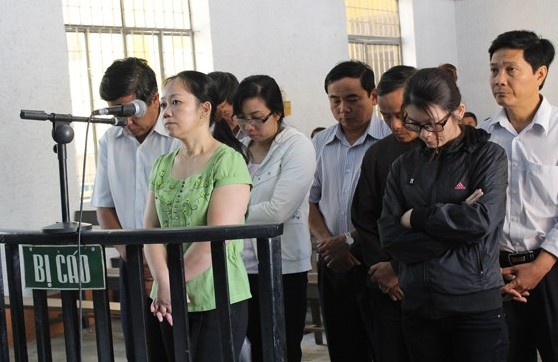 Bố mẹ tự vẫn, bé gái 5 tuổi đến dự tòa 1