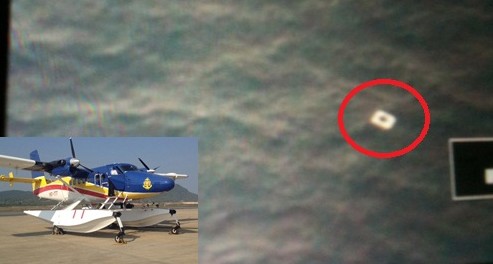 Thủy phi cơ của Hải quân VN phát hiện mảnh vỡ nghi cửa sổ máy bay 1